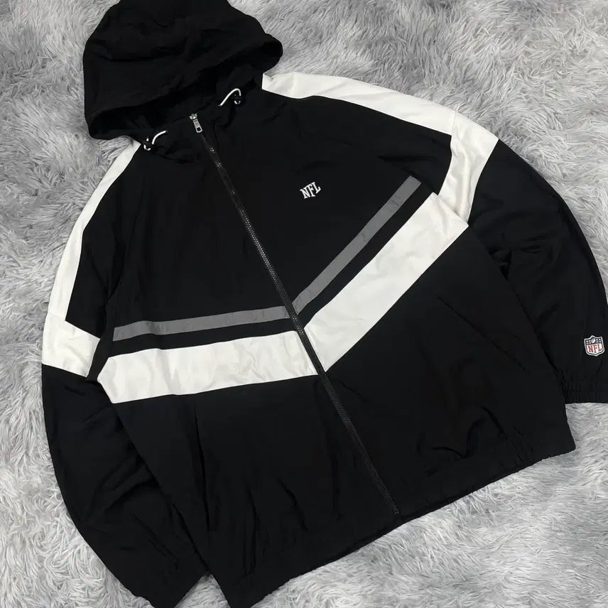 [BUNJANG] NFL Team Apparel Original Old School Embroidered Logo Black Boxy Fit Windbreaker / NFL 팀 어패럴 오리지날 올드스쿨 자수로고 블랙 박시핏 바람막이 5585