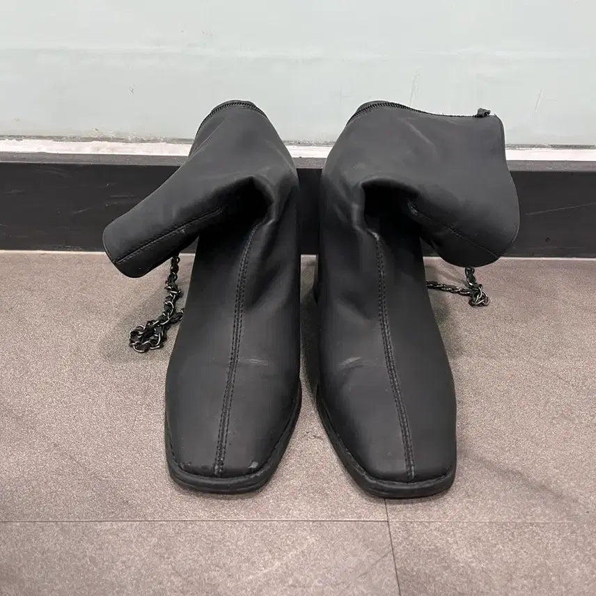 [BUNJANG] Black Chain Zipper Ankle Boots (Size 240) / 블랙 체인 지퍼 앵클부츠 (240)