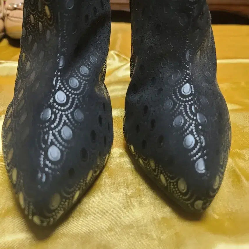 [BUNJANG] Black Ankle Boots with Cubic Pattern Detail / 검정 앵클 부츠 패턴 큐빅 장식:상태는최상입니다