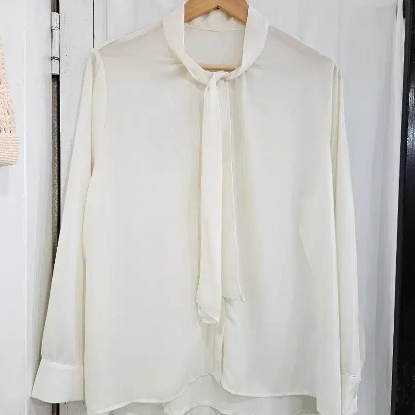 [BUNJANG] O.A.RO Women's Ivory Ribbon Tie Long Sleeve Blouse XL (Korean Size 105/99) / 새상품 O.A.RO 여성 블라우스 XL 아이보리 타이 긴팔 봄 가을 리본타이블라우스사이즈105 (구99) 빅사이즈 새제품