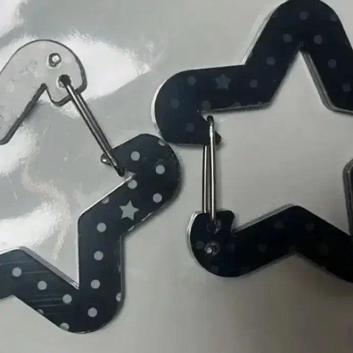 [BUNJANG] Star Shaped Carabiner Black Dot Forest Set / 카라비너 별 모양 검정 도트 숲 스타 일괄 그레이