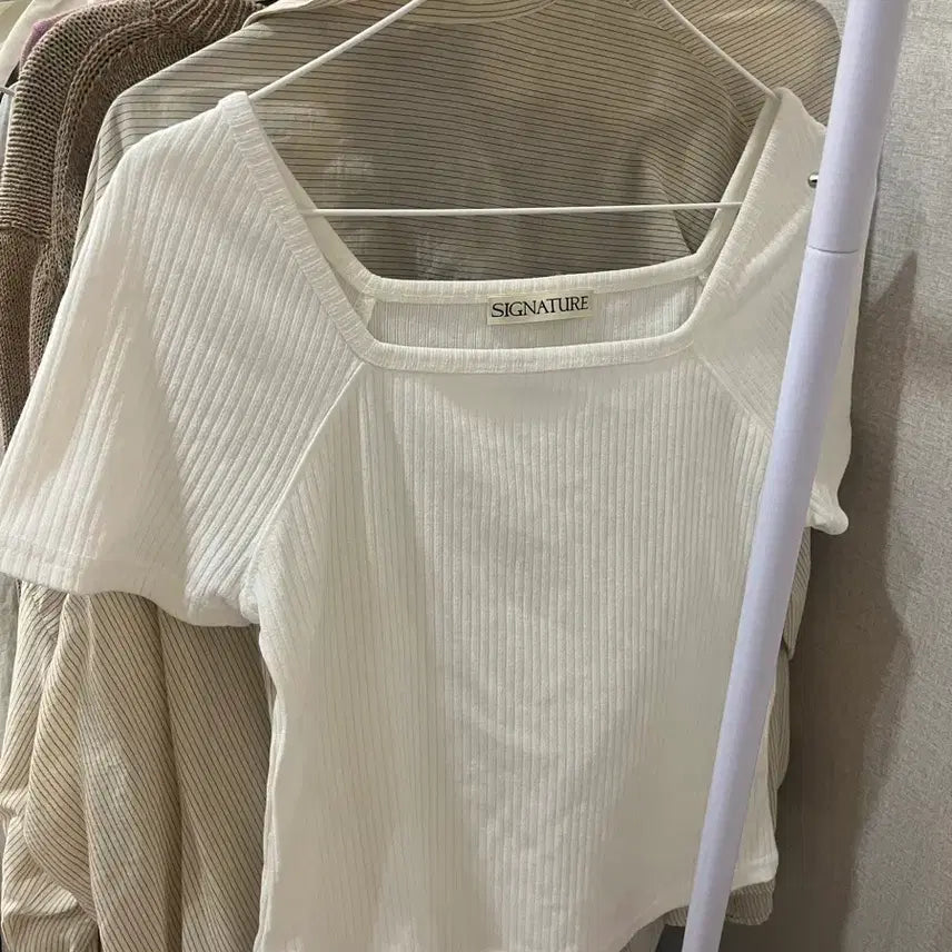 [BUNJANG] Signature Square Neck Short Sleeve Knit (White/Grey) / 시그니처 스퀘어넥 반팔 니트 (화이트/그레이)