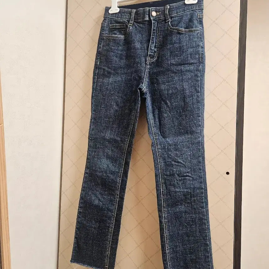 [BUNJANG] Avely Women's Straight Fit Denim Jeans with Elastic Waistband / 에이블리 여성 일자 데님청바지 허리밴딩