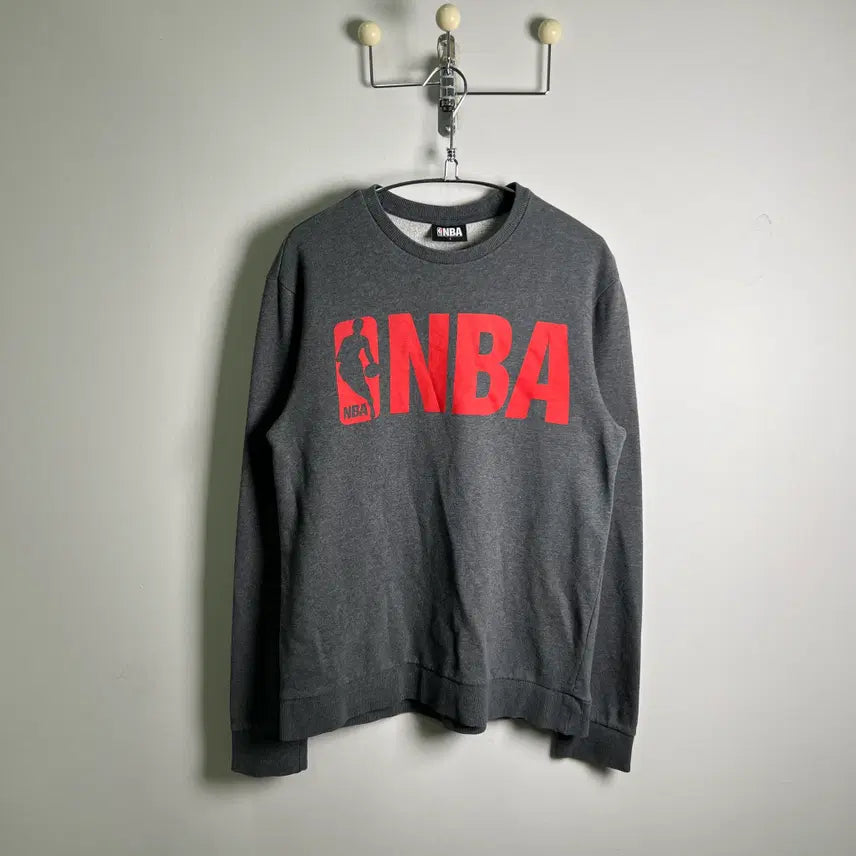 [BUNJANG] NBA Logo Lettering Sweatshirt Dark Grey L / NBA 로고 레터링 다크 그레이 맨투맨 L