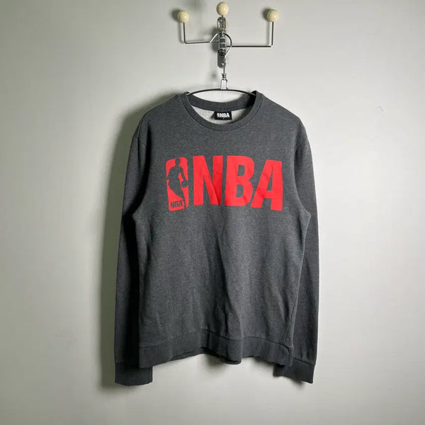 [BUNJANG] NBA Logo Lettering Sweatshirt Dark Grey L / NBA 로고 레터링 다크 그레이 맨투맨 L