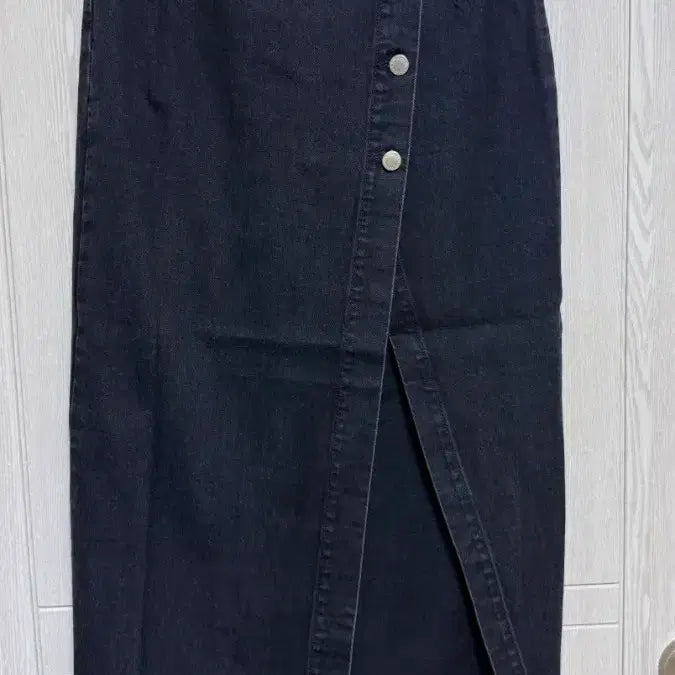 [BUNJANG] ZARA Asymmetric Button Slit Long Denim Skirt (Black Denim, Size XS) / [자라 ZARA 흑청 비대칭 버튼 스릿 롱 데님 스커트 (XS사이즈 / 미착용)]