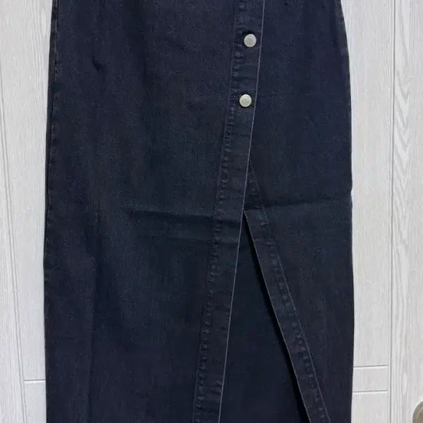 [BUNJANG] ZARA Asymmetric Button Slit Long Denim Skirt (Black Denim, Size XS) / [자라 ZARA 흑청 비대칭 버튼 스릿 롱 데님 스커트 (XS사이즈 / 미착용)]