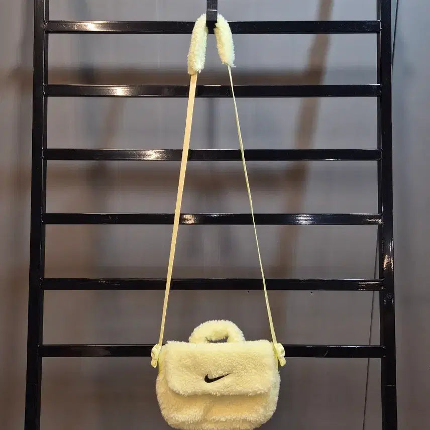[BUNJANG] Nike Lemon Yellow Faux Fur Mini Crossbody Shoulder Bag / [FREE] 나이키 NIKE 페이크퍼 뽀글이 레몬 옐로우 미니 크로스백 숄더백 3.9