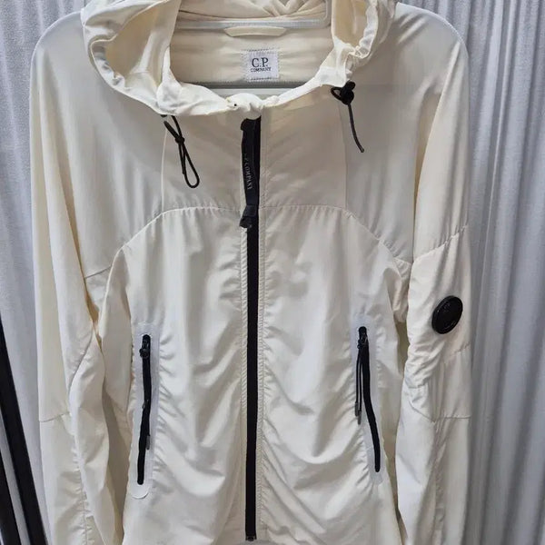 [BUNJANG] C.P. Company White Windbreaker Hooded Jacket / C.P. 컴퍼니 화이트 바람막이 후드 자켓(정품)