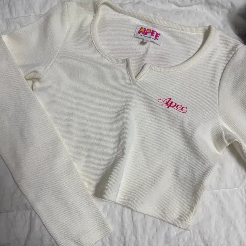 [BUNJANG] Apee White Long Sleeve T-Shirt V-Neck Embroidery / Apee