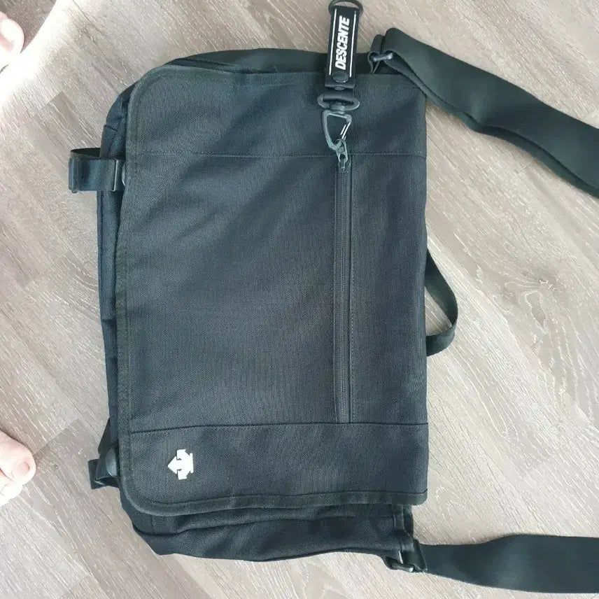 [BUNJANG] Descente Messenger Crossbody Bag / 데상트 메신저백 크로스백