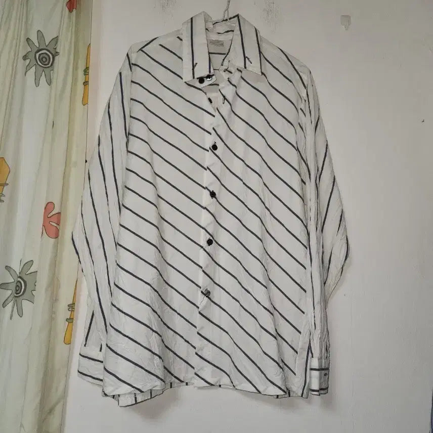 [BUNJANG] Casual White Thin Stripe Shirt (Free Size) / 케주얼 흰색 얇은 스트라이프 셔츠 F