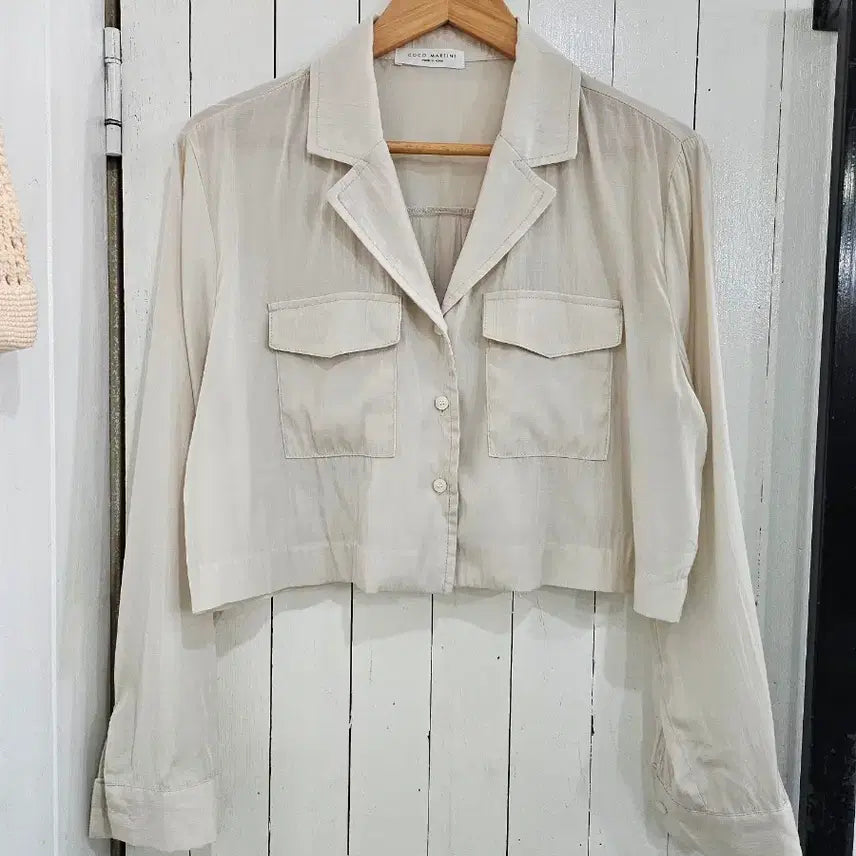 [BUNJANG] COCO MARTINI Women's Cropped Blouse Ivory Long Sleeve / COCO MARTINI  여성 크롭 블라우스 Free 아이보리 긴팔 카라 단추 포켓 얇은 BL