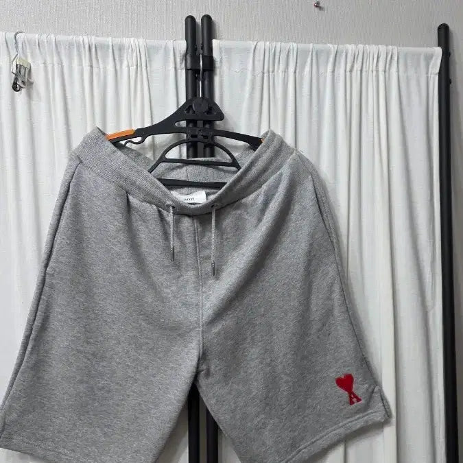 [BUNJANG] AMI Heart Logo Shorts / 아미 하트 로고 반바지