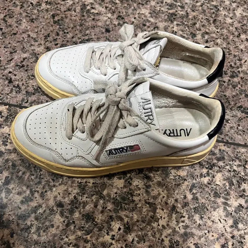 [BUNJANG] Autry Medalist Low Leather Sneakers White Black / (W)오트리 메달리스트 로우 레더 스니커즈 화이트 블랙