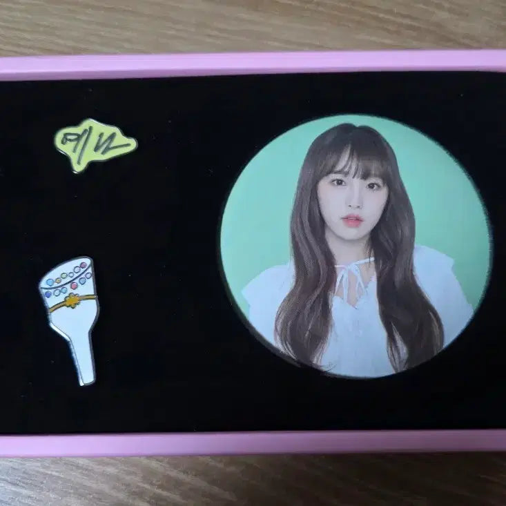 [BUNJANG] IZ*ONE Choi Yena Badge Set (First Concert 'IZ*ONE ON:TACT') / 아이즈원 최예나 뱃지 세트 첫콘 아이즈온미