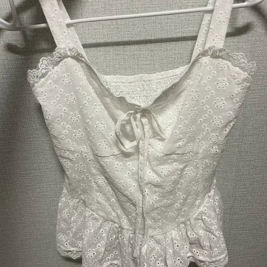 [BUNJANG] White Sleeveless Blouse with Lace and Embroidery / 나시 블라우스