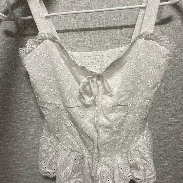 [BUNJANG] White Sleeveless Blouse with Lace and Embroidery / 나시 블라우스