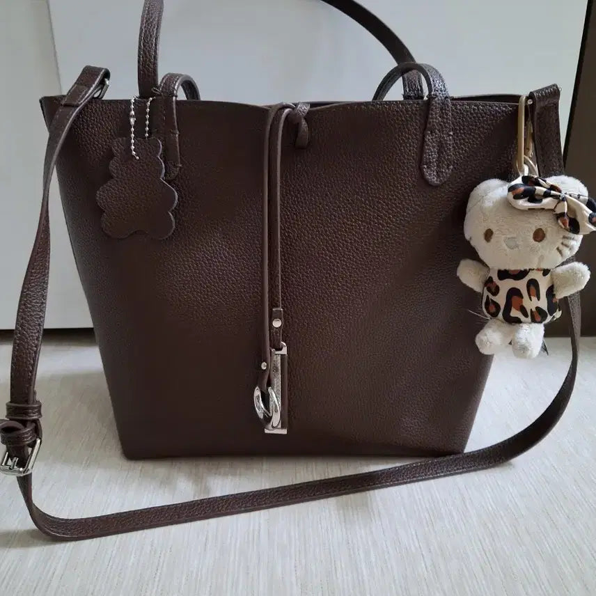 [BUNJANG] Brown Shoulder Bag with Hello Kitty Charm / 브라운 숄더백 (헬로키티 키링)1회착용