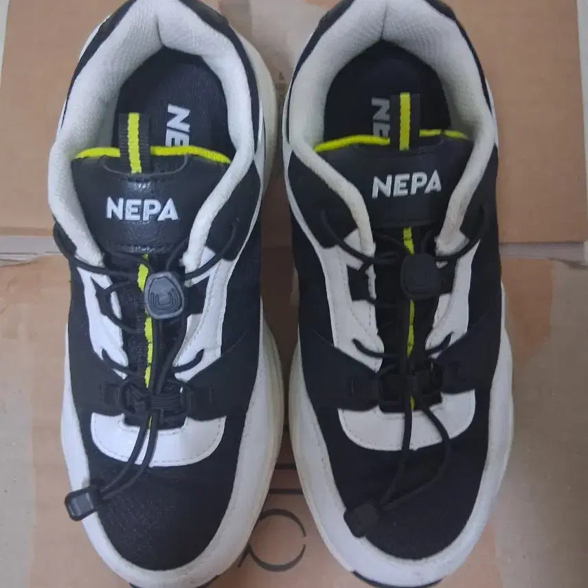 [BUNJANG] NEPA Hiking Shoes Black/White / 네파 운동화 블랙/화이트