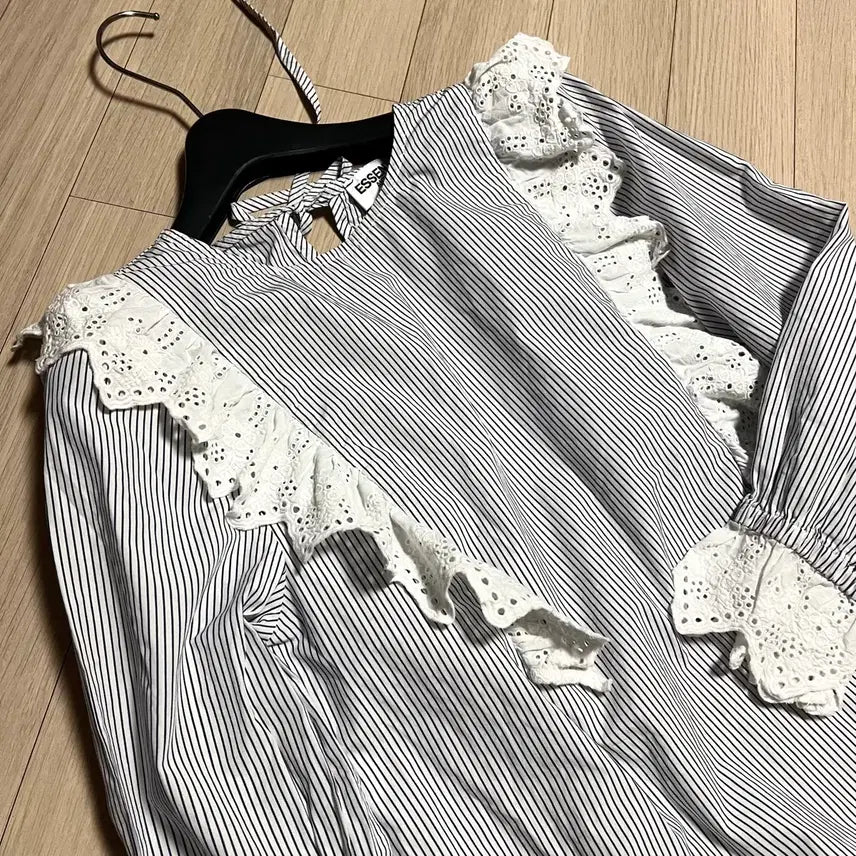 [BUNJANG] Essential Antwerp Kim Tae-ri Collaboration Punching Eyelet Ruffle Stripe Blouse / 에센셜앤트워프 김태리 펀칭 아일렛 러플 스트라이프 바스락 블라우스 레이스 프릴 9부 리본 네이비 블랙