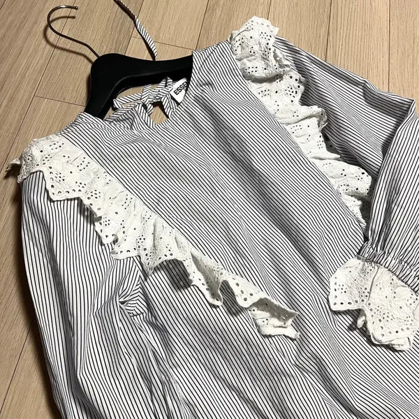 [BUNJANG] Essential Antwerp Kim Tae-ri Collaboration Punching Eyelet Ruffle Stripe Blouse / 에센셜앤트워프 김태리 펀칭 아일렛 러플 스트라이프 바스락 블라우스 레이스 프릴 9부 리본 네이비 블랙