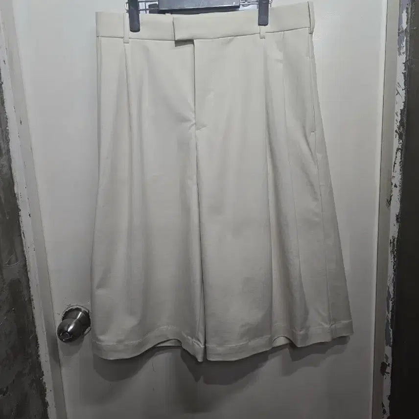 [BUNJANG] Back Triangle Bermuda Pants / (36) 백 트라이앵글 버뮤다 팬츠