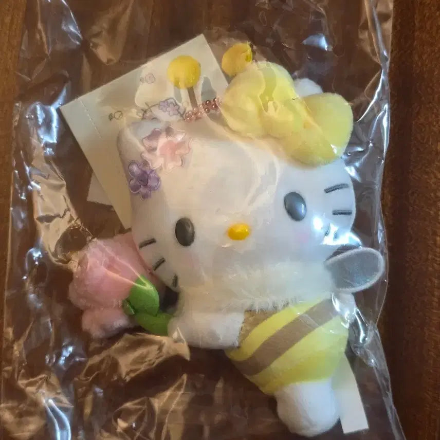 [BUNJANG] Sanrio Hello Kitty "Bee in Love with Flowers" Mascot Keyring (Sealed) / 미개봉 산리오 꽃을 사랑하는 꿀벌 키티 마스코트 키링 새제품