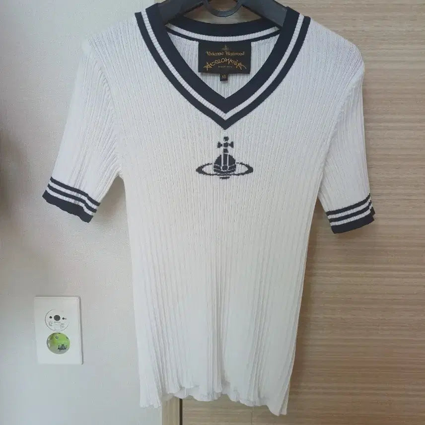 [BUNJANG] Vivienne Westwood x NewJeans Hanni Golf Knit Vest / 비비안웨스트우드 뉴진스 하니 골프 니트