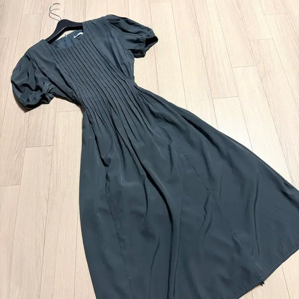 [BUNJANG] The I'Z Front Pleated Puff Short Sleeve Long Dress Charcoal / 더아이잗 플리츠 핀턱 퍼프 반팔 롱 원피스 차콜 플레어 리본 스트랩 하객룩