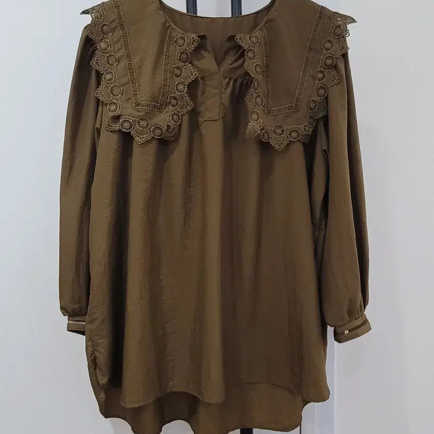[BUNJANG] The Edge Olive Green Lace Sailor Collar Oversized Blouse / 더엣지 올리브 그린 레이스 세일러 카라 오버핏 블라우스 66사이즈