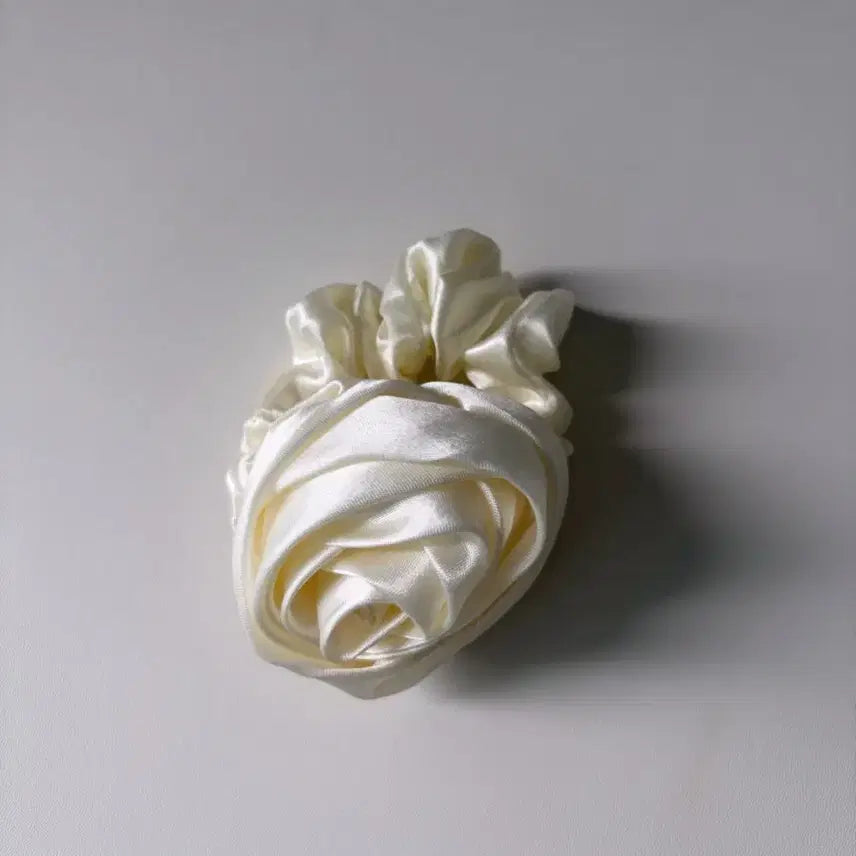 [BUNJANG] Silk Rose Hair Scrunchie / 실크 장미 헤어 스크런치 곱창밴드 곱창끈 1회 착용
