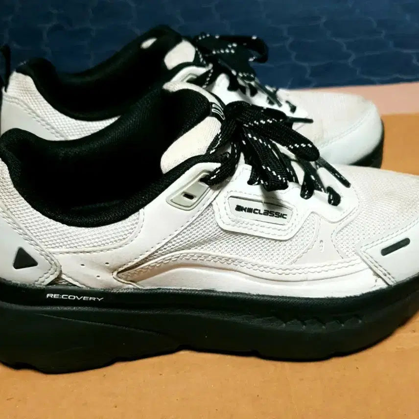 [BUNJANG] AKICLASSIC Bumper Trainers White Stone Black Sneakers / 아키클래식 범퍼 트레이너 화이트스톤 블랙 스니커즈 (230)