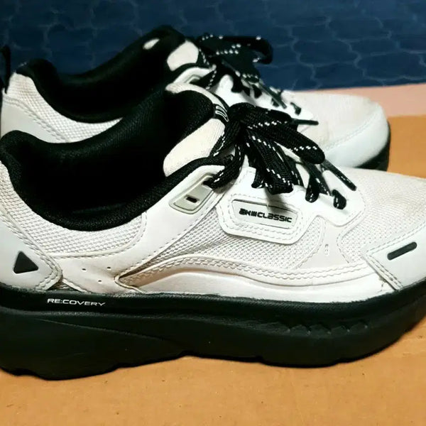 [BUNJANG] AKICLASSIC Bumper Trainers White Stone Black Sneakers / 아키클래식 범퍼 트레이너 화이트스톤 블랙 스니커즈 (230)