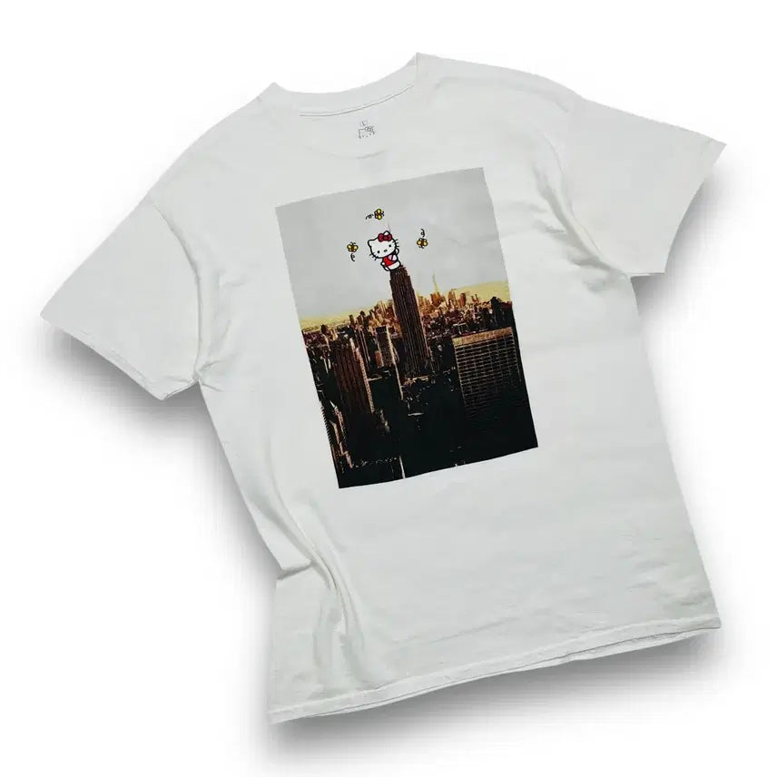 [BUNJANG] Hello Kitty Empire State Building Graphic T-Shirt / 헬로 키티 엠파이어 스테이트 빌딩 뉴욕 그래픽 반팔티
