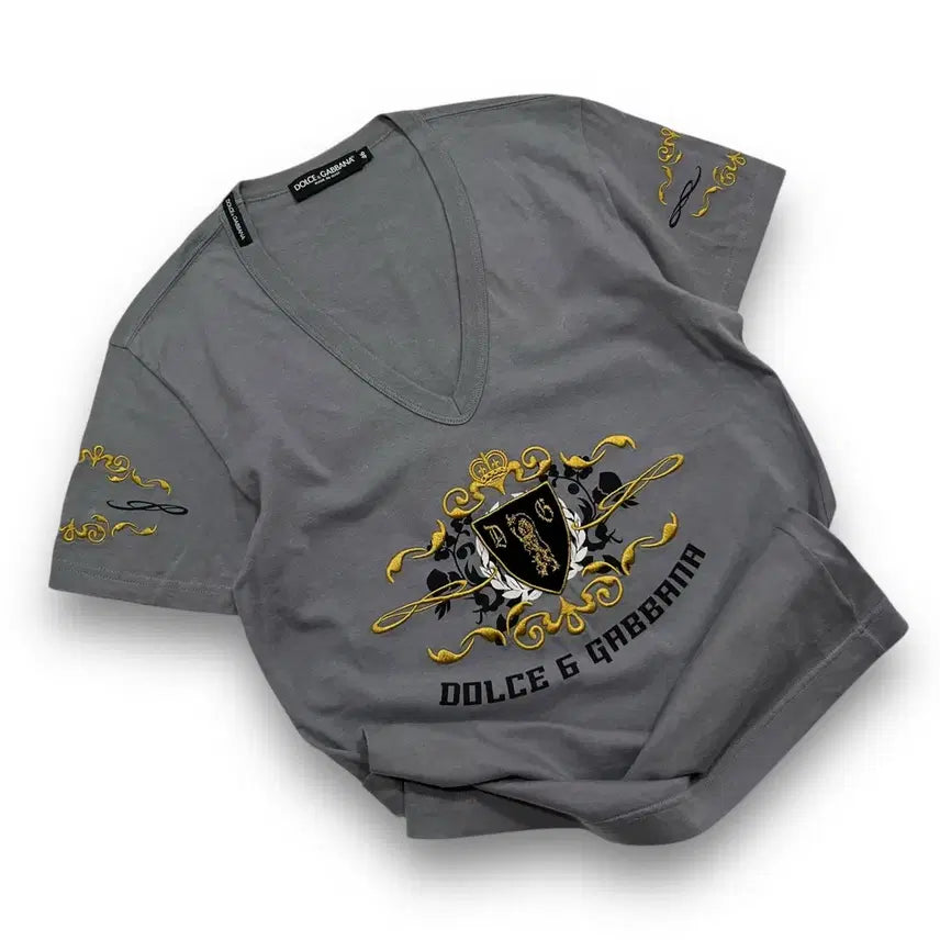 [BUNJANG] Dolce & Gabbana Shield Logo V-Neck T-Shirt Grey / Dolce & Gabbana Shield V Neck T-Shirt