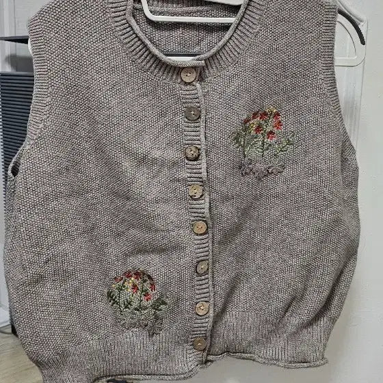 [BUNJANG] Zara Flower Embroidered Knit Vest / 자라 니트 조끼 플라워 자수