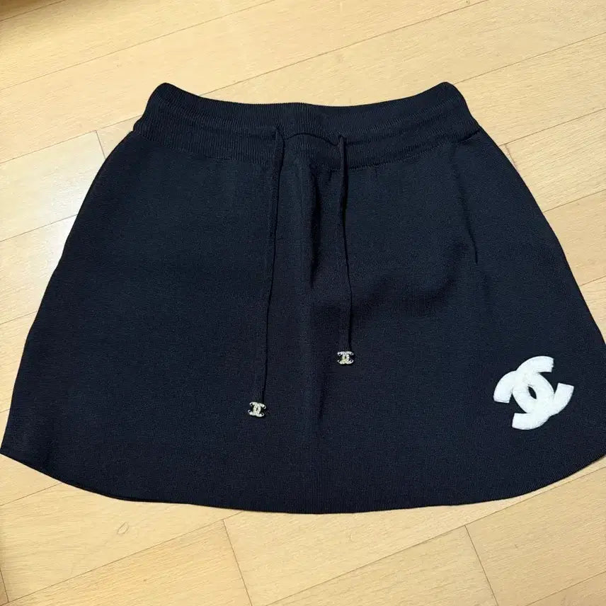[BUNJANG] Chanel Logo Black Skirt / 샤넬 로고 블랙 스커트