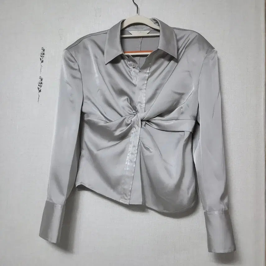 [BUNJANG] Dragon Blues Twist Shirring Satin Blouse / 새상품 드래곤블루스 트위스트 셔링 새틴 셔츠 블라우스 44 55초