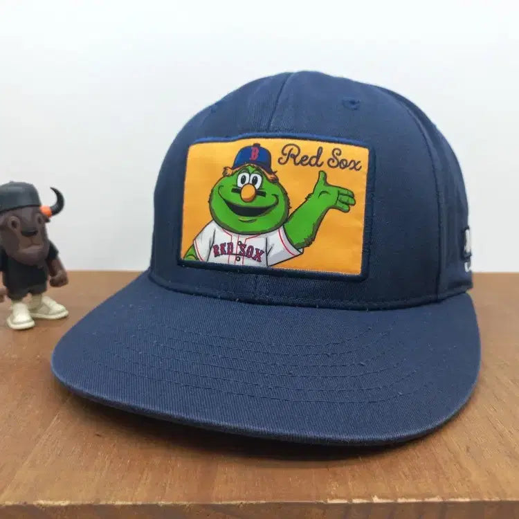 [BUNJANG] MLB Boston Red Sox Wally Character Patch Ball Cap Navy / MLB 아이유 모자 보스턴 레드삭스 월리 캐릭터 패치 볼캡 야구모자 스냅백 네이비