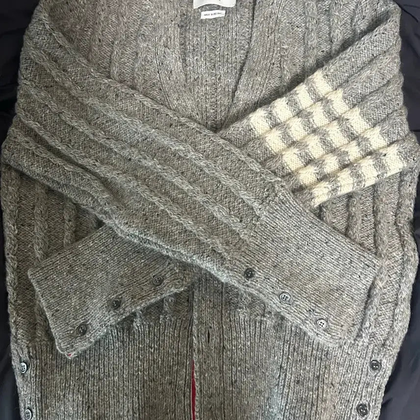 [BUNJANG] Thom Browne Donegal Diagonal Stripe Twist Cable Classic V-Neck Cardigan Light Grey / 톰브라운 도네갈 사선 스트라이프 트위스트 케이블 클래식 브이넥 가디건 라이트 그레이