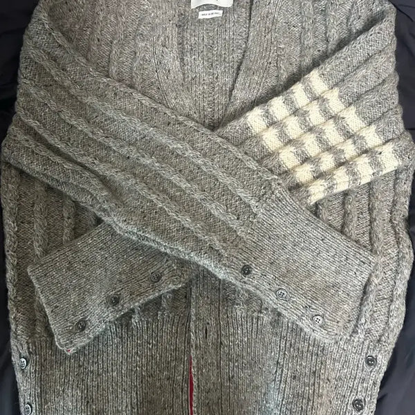 [BUNJANG] Thom Browne Donegal Diagonal Stripe Twist Cable Classic V-Neck Cardigan Light Grey / 톰브라운 도네갈 사선 스트라이프 트위스트 케이블 클래식 브이넥 가디건 라이트 그레이