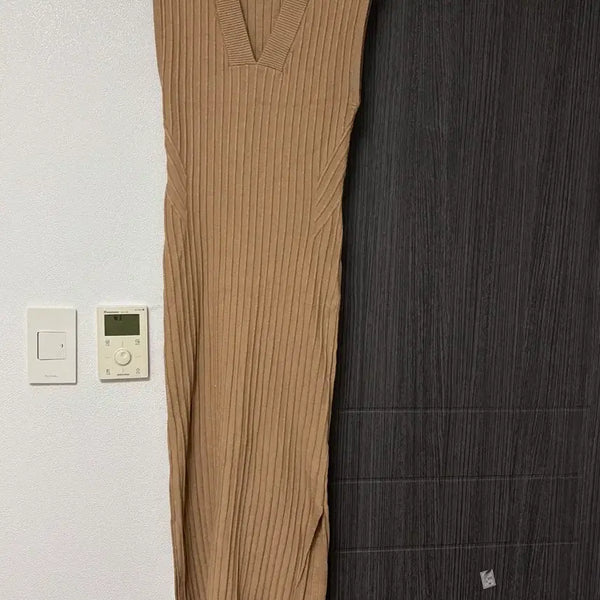 [BUNJANG] DKNY Beige V-Neck Knit Dress / DKNY 베이지 브이넥 니트원피스