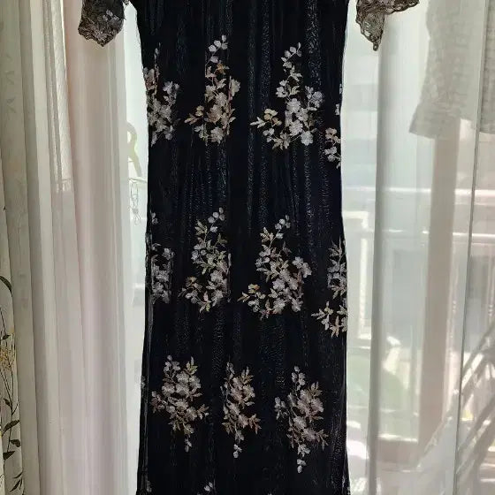 [BUNJANG] Vietnamese Ao Dai Black Floral Embroidered Sheer Sleeve Lace Detail / 베트남 아오자이 날씬해보이는~