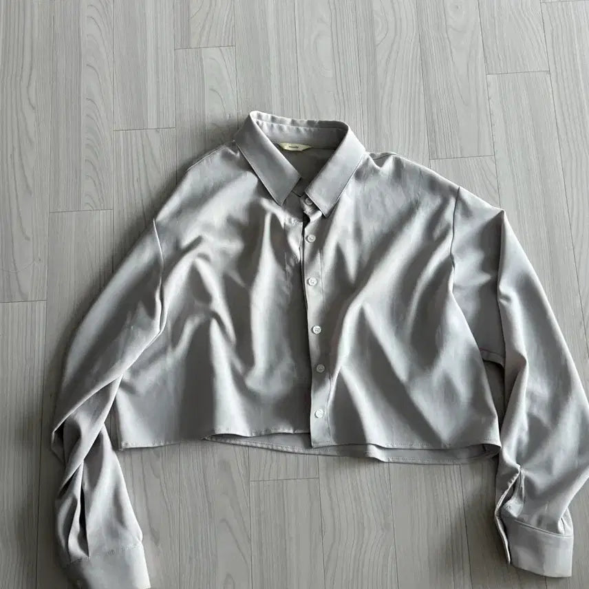 [BUNJANG] Cropped Grey Shirt (Free Size) / 크롭 그레이 셔츠