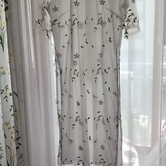 [BUNJANG] White Floral Embroidered Sheer Sleeve Ao Dai Dress / 베트남 아오자이 얼굴이 확~ 사는~^^