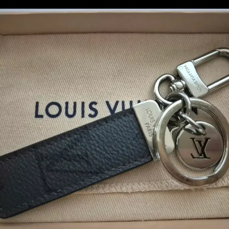 [BUNJANG] Louis Vuitton LV Club Keyring Black / 정품 루이비통 LV 클럽 키링 블랙  (A급)