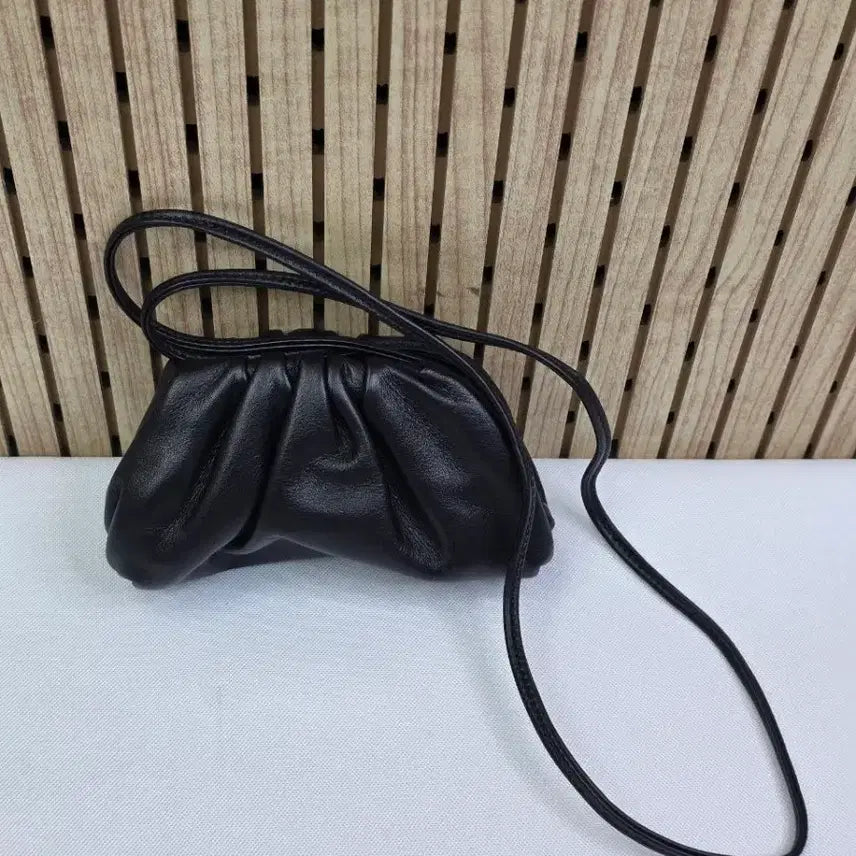 [BUNJANG] Bottega Veneta Mini Leather Pouch Black / 보테가베네타 미니 레더 파우치 블랙