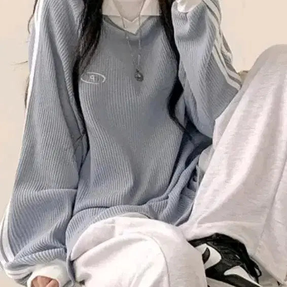 [BUNJANG] Aju Colorblock Line Waffle Collar Oversized Sweatshirt (Light Blue) / 아쥬 배색 라인 와플 카라 오버핏 맨투맨 (소라)
