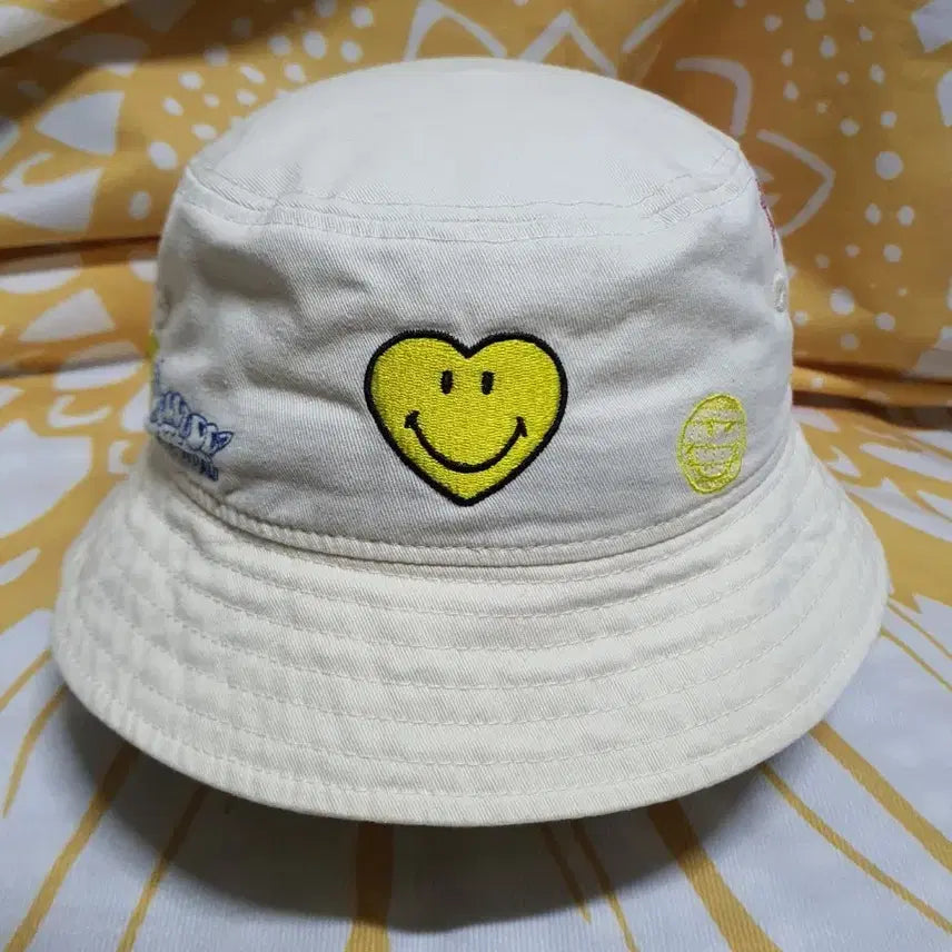 [BUNJANG] New Era Smiley World Heart Bucket Hat 58 / 뉴에라 스마일리 월드 하트 버킷햇 58